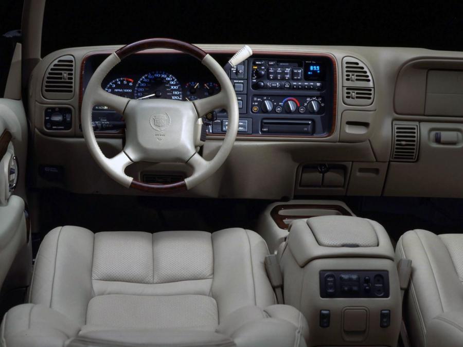 Cadillac Escalade 1999 года  (фото 27 из 40)